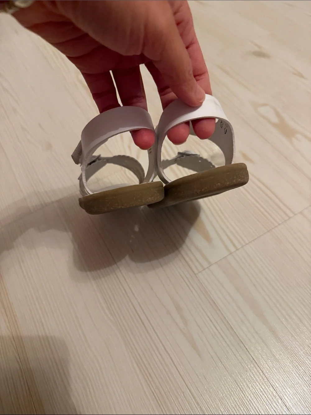 FootMates Girls White Scalloped Buckle Sandals